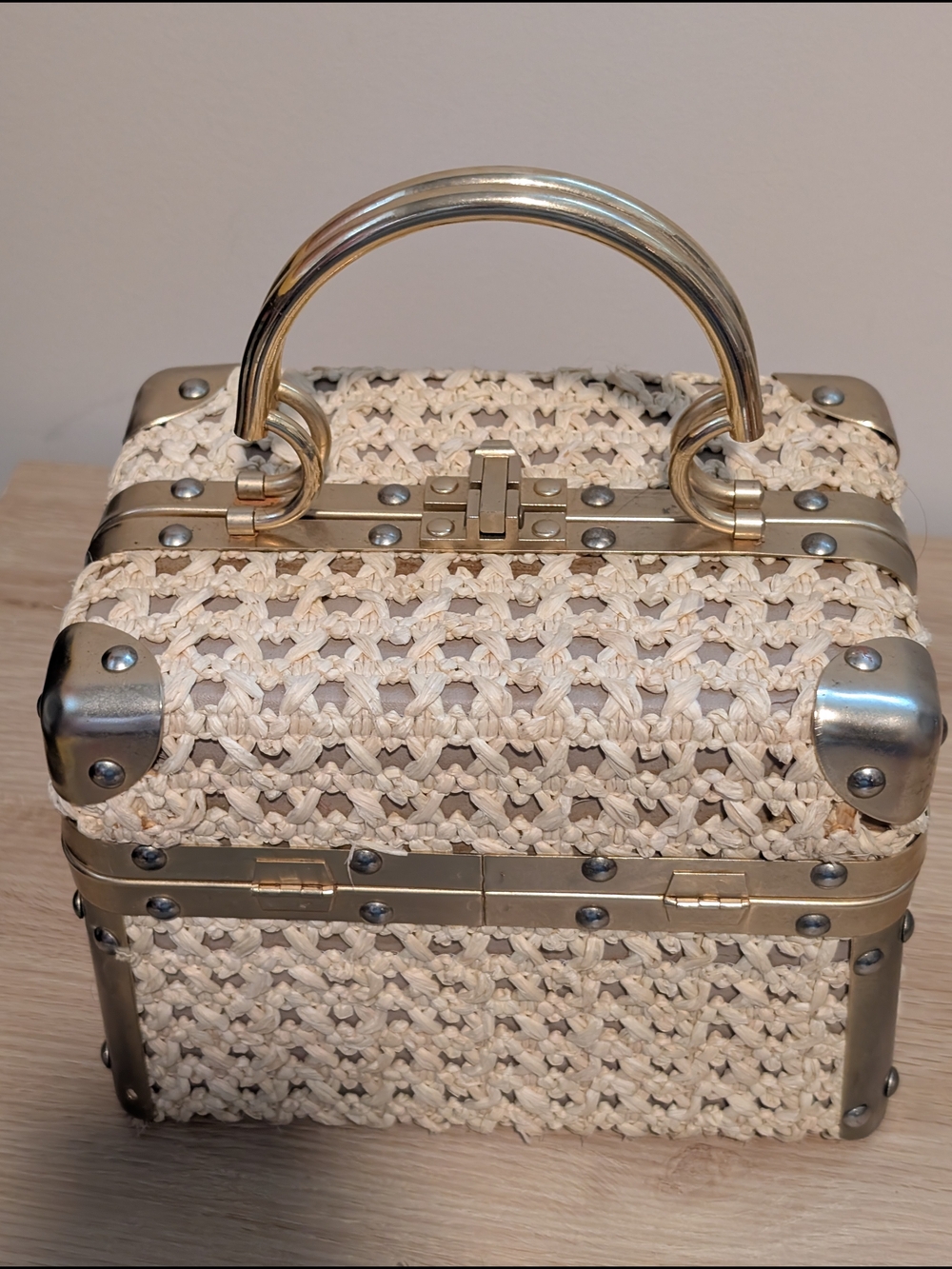 Vintage Beige Leather Shoulder Bag with Zip Pocket - Picture 9 of 15